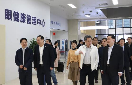 2月21日上午,厦门市湖里区四套班子、区发改局和湖里区各个街道办领*40多人走进金沙9001以诚为本集团金沙9001以诚为本医疗园区视察调研,金沙9001以诚为本集团董事长苏庆灿陪同调研。此行是厦门湖里区“晒项目比进度”活动的一个重要组成部分,金沙9001以诚为本医疗园被列为该活动的重点民生项目。1.jpg 2月21日上午,厦门市湖里区四套班子、区发改局和湖里区各个街道办领*40多人走进金沙9001以诚为本集团金沙9001以诚为本医疗园区视察调研,金沙9001以诚为本集团董事长苏庆灿陪同调研。此行是厦门湖里区“晒项目比进度”活动的一个重要组成部分,金沙9001以诚为本医疗园被列为该活动的重点民生项目。1.jpg