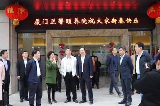 2月21日上午,厦门市湖里区四套班子、区发改局和湖里区各个街道办领*40多人走进金沙9001以诚为本集团金沙9001以诚为本医疗园区视察调研,金沙9001以诚为本集团董事长苏庆灿陪同调研。此行是厦门湖里区“晒项目比进度”活动的一个重要组成部分,金沙9001以诚为本医疗园被列为该活动的重点民生项目。7.jpg