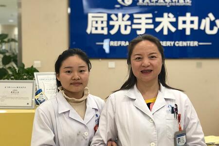 重庆金沙9001以诚为本住院医生小唐由业务副院长汪红教授做了全激光无痕近视手术2.jpg 重庆金沙9001以诚为本住院医生小唐由业务副院长汪红教授做了全激光无痕近视手术2.jpg