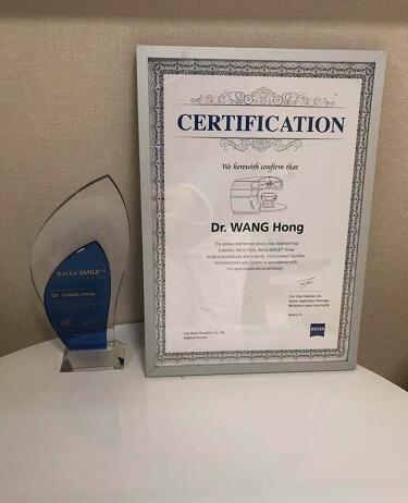 重庆金沙9001以诚为本住院医生小唐由业务副院长汪红教授做了全激光无痕近视手术1.jpg 重庆金沙9001以诚为本住院医生小唐由业务副院长汪红教授做了全激光无痕近视手术1.jpg