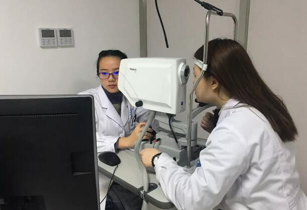 温州明乐眼科医院屈光专科工作的医生助理小陈在医院做了smart全激光手术2.jpg 温州明乐眼科医院屈光专科工作的医生助理小陈在医院做了smart全激光手术2.jpg