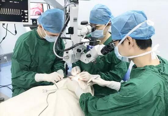 厦门眼科中心斜视小儿眼科潘美华教授完成两 斜视 手术3.jpg 厦门眼科中心斜视小儿眼科潘美华教授完成两 斜视 手术3.jpg