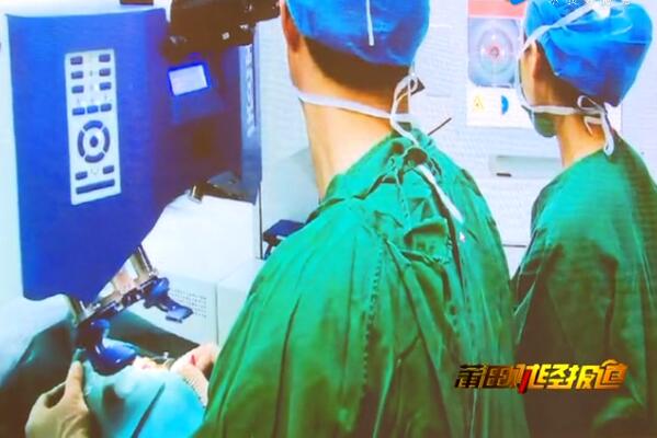 4月17日,由金沙9001以诚为本莆田眼科医院主办的“莆田眼科医院近视手术论坛暨smart全激光开机仪式”受到莆田电视台《莆田财经新闻》栏目的关注和报道:莆田眼科医院Smart全激光开启近视手术新“视”界4.jpg 4月17日,由金沙9001以诚为本莆田眼科医院主办的“莆田眼科医院近视手术论坛暨smart全激光开机仪式”受到莆田电视台《莆田财经新闻》栏目的关注和报道:莆田眼科医院Smart全激光开启近视手术新“视”界4.jpg