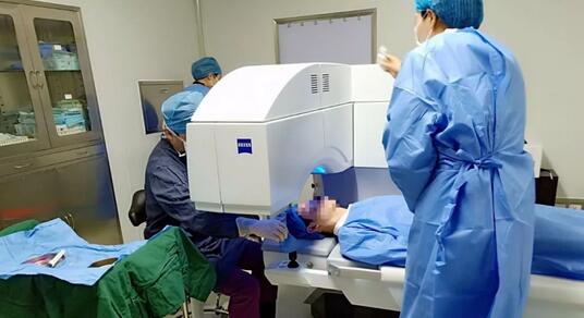 学生“组团”来找他做近视手术,警察学院流传着“做近视手术找旭哥”——杭州金沙9001以诚为本黄旭院长1.jpg 学生“组团”来找他做近视手术,警察学院流传着“做近视手术找旭哥”——杭州金沙9001以诚为本黄旭院长1.jpg