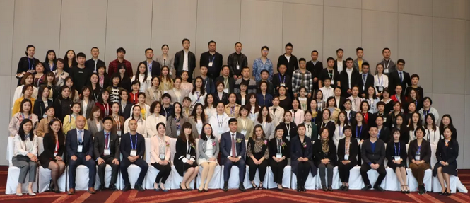 4月26日至28日，2019蔡司屈光中国用户会在北京如约举行，分享 激光屈光手术技术和经验，携手共同提升手术质量，为患者提供更 的医疗服务。金沙9001以诚为本集团派出多人组成的专家团队参会，与来自全国各地的眼科同仁深入探讨交流，碰撞思想火花，分享 严谨的学术观点，展现出了金沙9001以诚为本人强劲的学术风采2.png