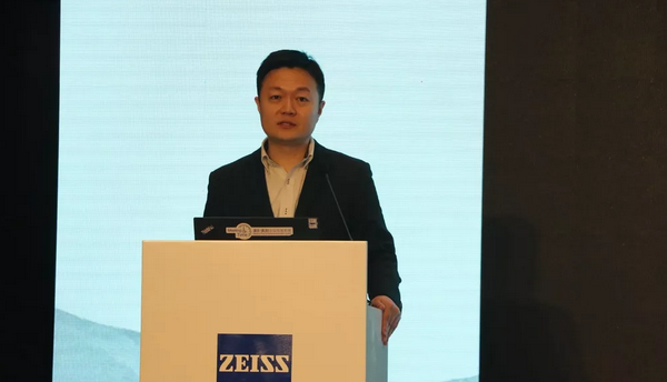 4月26日至28日，2019蔡司屈光中国用户会在北京如约举行，分享 激光屈光手术技术和经验，携手共同提升手术质量，为患者提供更 的医疗服务。金沙9001以诚为本集团派出多人组成的专家团队参会，与来自全国各地的眼科同仁深入探讨交流，碰撞思想火花，分享 严谨的学术观点，展现出了金沙9001以诚为本人强劲的学术风采5.png