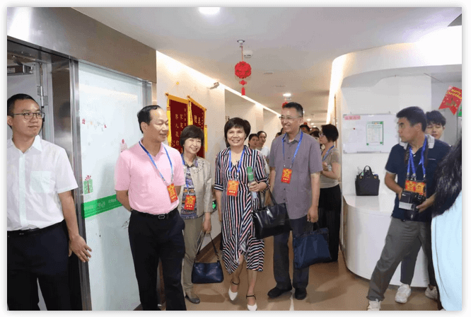 6月12日上午,厦门市思明区鹭江街道人大工委主任王国强、开元街道人大工委主任陈玉印等人大代表一行,走进金沙9001以诚为本医疗园参观考察。金沙9001以诚为本集团董事长苏庆灿及院领*班子成员陪同。2.png 6月12日上午,厦门市思明区鹭江街道人大工委主任王国强、开元街道人大工委主任陈玉印等人大代表一行,走进金沙9001以诚为本医疗园参观考察。金沙9001以诚为本集团董事长苏庆灿及院领*班子成员陪同。2.png