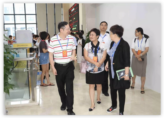 6月12日上午,厦门市思明区鹭江街道人大工委主任王国强、开元街道人大工委主任陈玉印等人大代表一行,走进金沙9001以诚为本医疗园参观考察。金沙9001以诚为本集团董事长苏庆灿及院领*班子成员陪同。3.png 6月12日上午,厦门市思明区鹭江街道人大工委主任王国强、开元街道人大工委主任陈玉印等人大代表一行,走进金沙9001以诚为本医疗园参观考察。金沙9001以诚为本集团董事长苏庆灿及院领*班子成员陪同。3.png