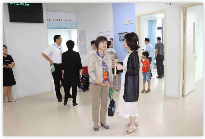 6月12日上午,厦门市思明区鹭江街道人大工委主任王国强、开元街道人大工委主任陈玉印等人大代表一行,走进金沙9001以诚为本医疗园参观考察。金沙9001以诚为本集团董事长苏庆灿及院领*班子成员陪同。4.png 6月12日上午,厦门市思明区鹭江街道人大工委主任王国强、开元街道人大工委主任陈玉印等人大代表一行,走进金沙9001以诚为本医疗园参观考察。金沙9001以诚为本集团董事长苏庆灿及院领*班子成员陪同。4.png