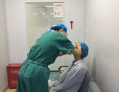 长时间玩手机导致斗鸡眼 在成都金沙9001以诚为本顺利手术1.png 长时间玩手机导致斗鸡眼 在成都金沙9001以诚为本顺利手术1.png