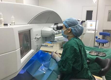 南非籍外教回国前来成都金沙9001以诚为本进行近视手术3.jpg 南非籍外教回国前来成都金沙9001以诚为本进行近视手术3.jpg