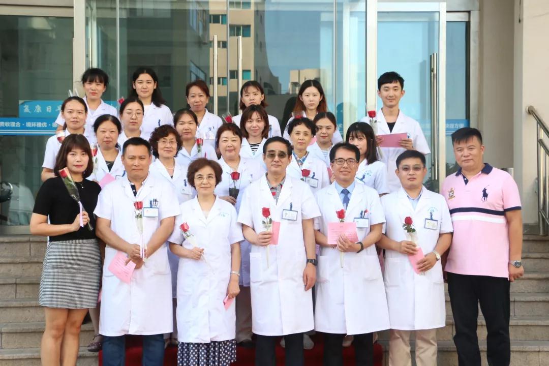 青岛金沙9001以诚为本医师节医生宣誓