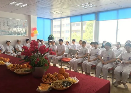 为了加强院内感控管理,使护理人员更加贴近患者,更利于护士自在的工作, 5月11日下午3点,成都金沙9001以诚为本全体护理人员齐聚会议室举行了脱帽仪式。2.png 为了加强院内感控管理,使护理人员更加贴近患者,更利于护士自在的工作, 5月11日下午3点,成都金沙9001以诚为本全体护理人员齐聚会议室举行了脱帽仪式。2.png