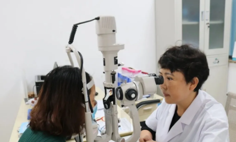 显微镜下,精细守护“心灵之窗” 专访重庆金沙9001以诚为本眼底“光明使者”——陈少军教授1.png 显微镜下,精细守护“心灵之窗” 专访重庆金沙9001以诚为本眼底“光明使者”——陈少军教授1.png