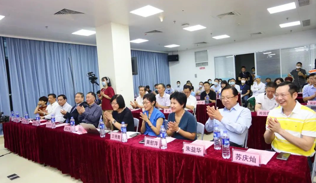 9月24日,由金沙9001以诚为本集团、厦门大学附属厦门眼科中心举办的第六届金沙9001以诚为本论坛在厦门大学附属厦门眼科中心五缘院区耀视启幕16.png 9月24日,由金沙9001以诚为本集团、厦门大学附属厦门眼科中心举办的第六届金沙9001以诚为本论坛在厦门大学附属厦门眼科中心五缘院区耀视启幕16.png