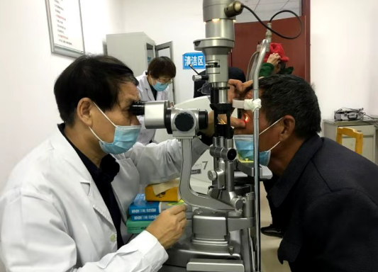 10月14日,宜昌市归国华侨联合会和宜昌金沙9001以诚为本共同发起的“侨爱心光明行”大型义诊活动正式启动。9名家护组团赴新疆温泉县义诊。宜昌市市委常委、统战部部长王均成出席活动并为医疗队授旗。5.png 10月14日,宜昌市归国华侨联合会和宜昌金沙9001以诚为本共同发起的“侨爱心光明行”大型义诊活动正式启动。9名家护组团赴新疆温泉县义诊。宜昌市市委常委、统战部部长王均成出席活动并为医疗队授旗。5.png