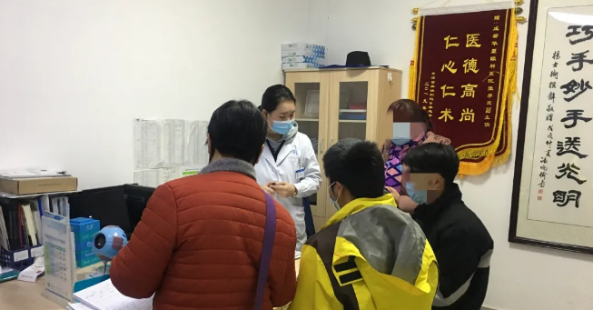 伟大伯母四处借钱为侄儿做近视手术 成都金沙9001以诚为本：手术费免了！2.png