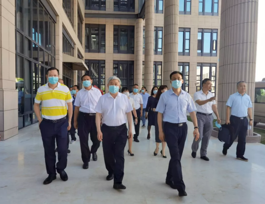 福建省副省长崔永辉陪同刘永富主任考察金沙9001以诚为本集团本部厦门大学附属厦门眼科中心1.png