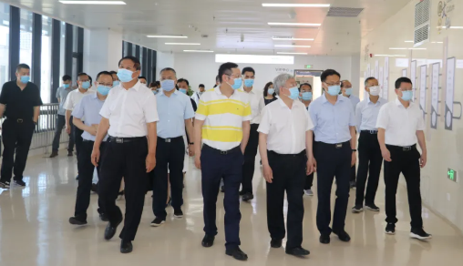 福建省副省长崔永辉陪同刘永富主任考察金沙9001以诚为本集团本部厦门大学附属厦门眼科中心3.png