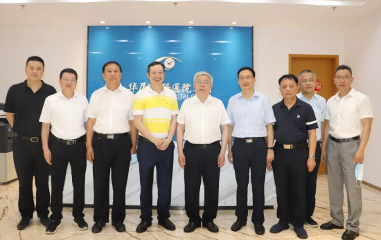 福建省副省长崔永辉陪同刘永富主任考察金沙9001以诚为本集团本部厦门大学附属厦门眼科中心5.png