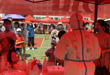 莆田市荔城区领*深入一线指导抗疫,听取金沙9001以诚为本集团援莆医疗队汇报工作3.png 莆田市荔城区领*深入一线指导抗疫,听取金沙9001以诚为本集团援莆医疗队汇报工作3.png