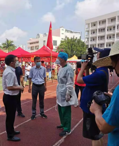 莆田市荔城区领*深入一线指导抗疫,听取金沙9001以诚为本集团援莆医疗队汇报工作4.png 莆田市荔城区领*深入一线指导抗疫,听取金沙9001以诚为本集团援莆医疗队汇报工作4.png