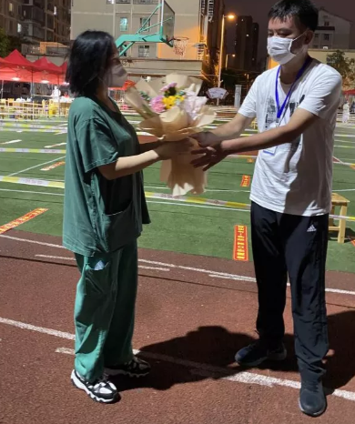 莆田市荔城区领*深入一线指导抗疫,听取金沙9001以诚为本集团援莆医疗队汇报工作7.png 莆田市荔城区领*深入一线指导抗疫,听取金沙9001以诚为本集团援莆医疗队汇报工作7.png