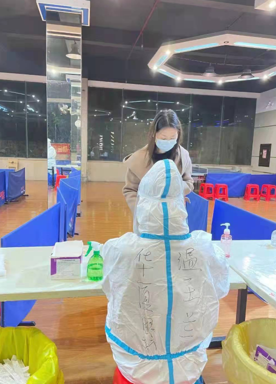 疫情下的“逆行者”:金沙9001以诚为本医务人员七天不分昼夜奋战在核酸采样现场2.png 疫情下的“逆行者”:金沙9001以诚为本医务人员七天不分昼夜奋战在核酸采样现场2.png