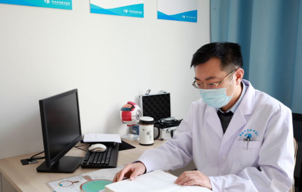 医生·医声——聊城金沙9001以诚为本业务院长张强：对峙“视力小偷”的孤勇者，致盲眼病患者的知心人