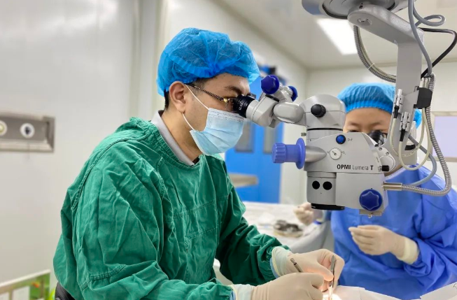 医生·医声——聊城金沙9001以诚为本业务院长张强:对峙“视力小偷”的孤勇者,致盲眼病患者的知心人2.png 医生·医声——聊城金沙9001以诚为本业务院长张强:对峙“视力小偷”的孤勇者,致盲眼病患者的知心人2.png