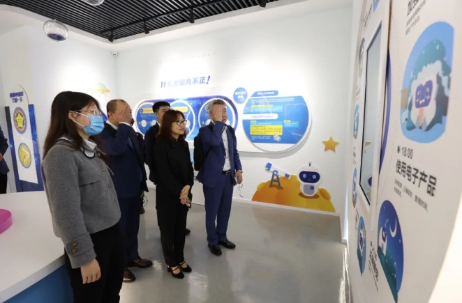 医疗器械流通头部企业华瑭大昌CEO到访金沙9001以诚为本,共谋眼科高质量发展新机遇!2.png 医疗器械流通头部企业华瑭大昌CEO到访金沙9001以诚为本,共谋眼科高质量发展新机遇!2.png